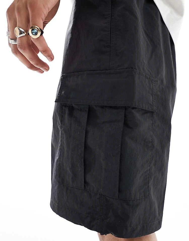 Carhartt WIP Evers Nylon Cargo Shorts In Black For Men 2 Carhartt WIP Evers Nylon Cargo Shorts In Black For Men - Image 2